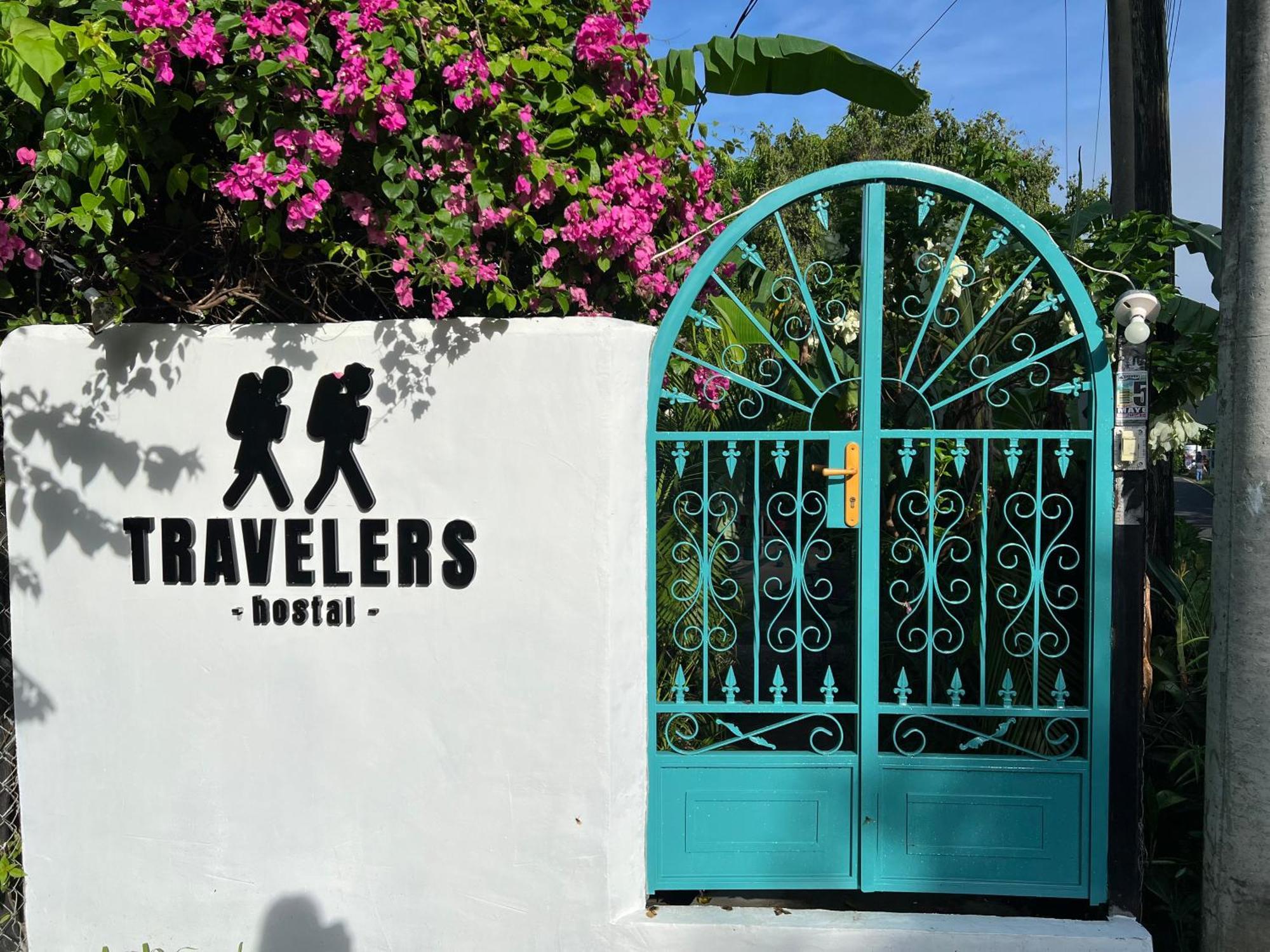 Hostal & Cafe Travelers Santiago Exterior photo